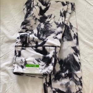 Black and white tie dye print leggings